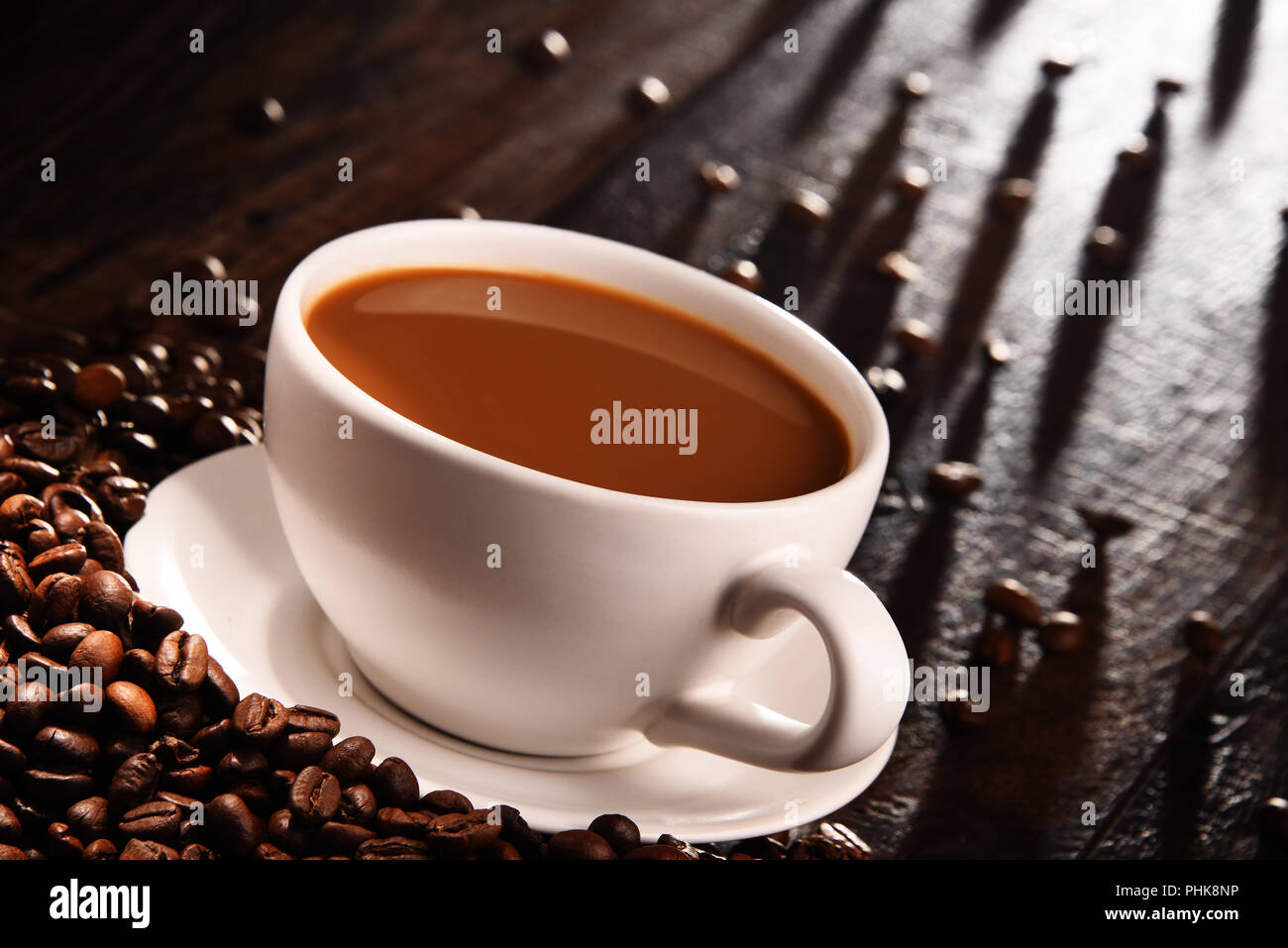 Composizione con tazza di caffè e fagioli. Foto Stock
