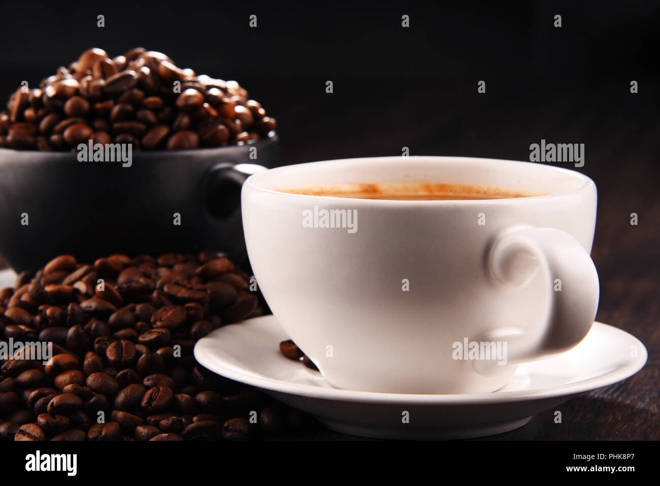 Composizione con due tazze di caffè e fagioli. Foto Stock
