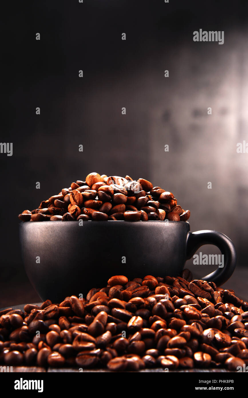 Composizione con tazza di caffè e fagioli. Foto Stock