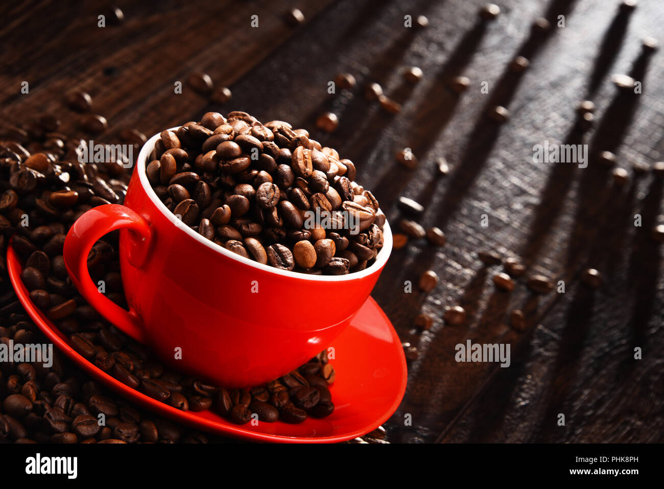 Composizione con Rosso tazza di caffè e fagioli. Foto Stock