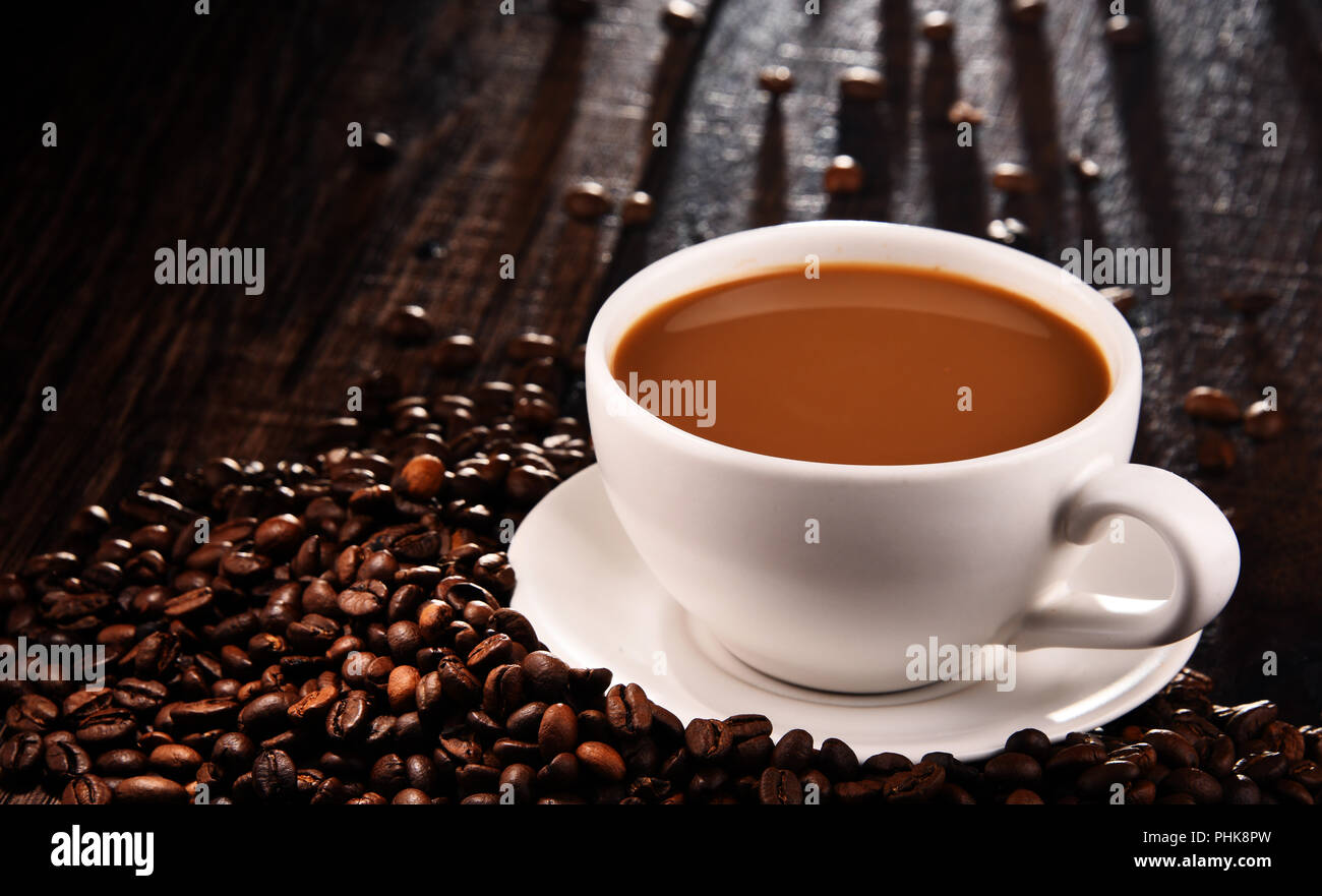 Composizione con tazza di caffè e fagioli. Foto Stock