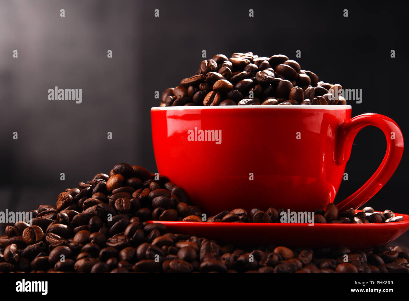 Composizione con Rosso tazza di caffè e fagioli. Foto Stock
