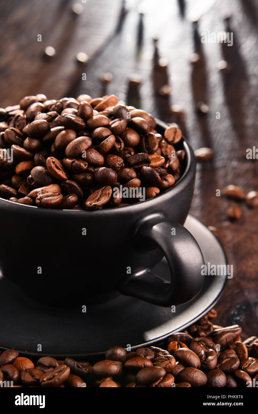 Composizione con tazza di caffè e fagioli. Foto Stock