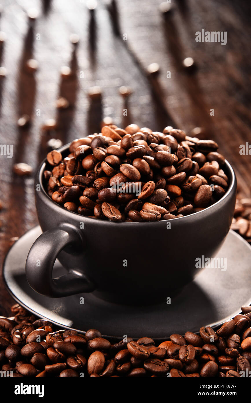Composizione con tazza di caffè e fagioli. Foto Stock