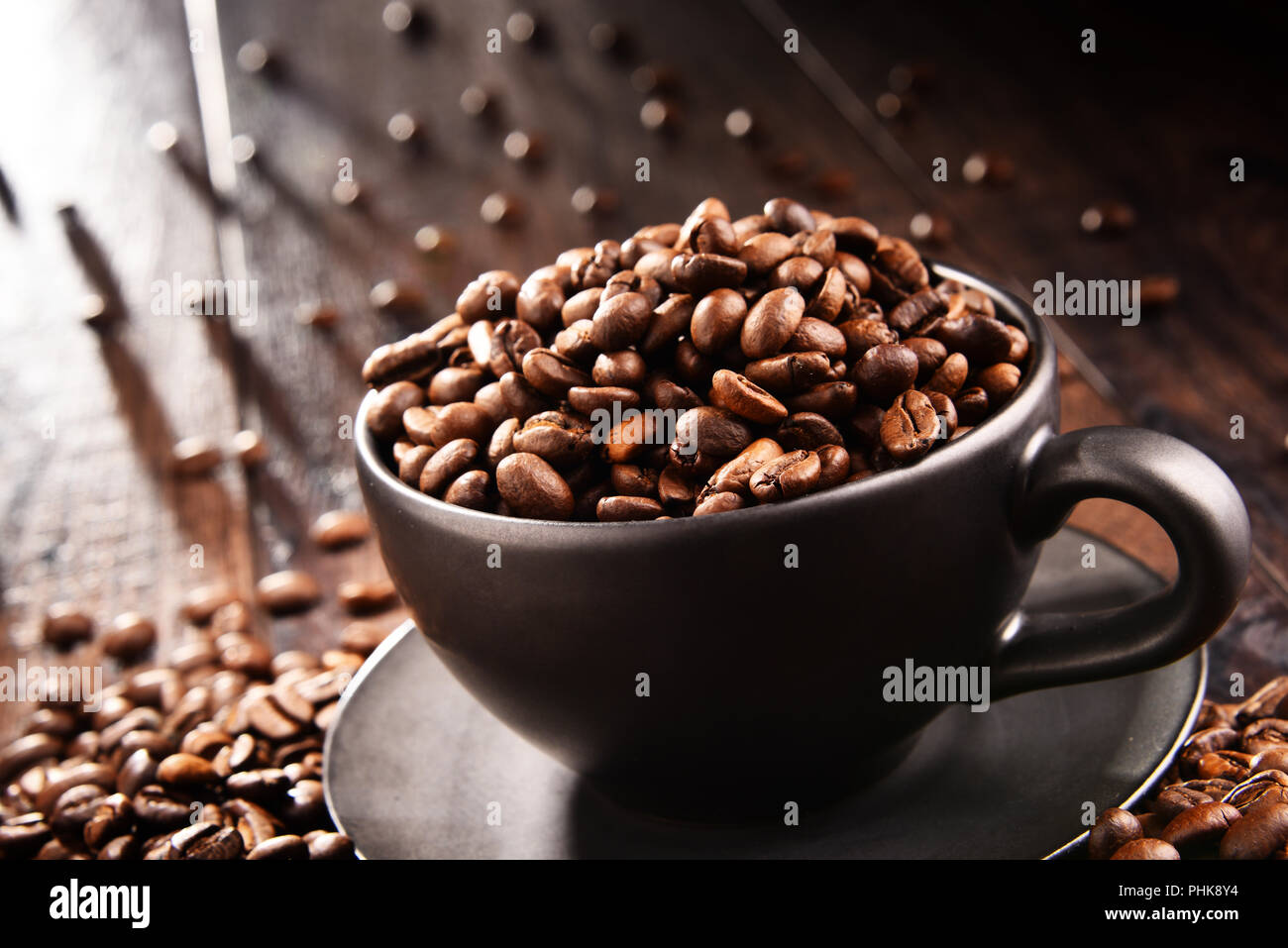 Composizione con tazza di caffè e fagioli. Foto Stock