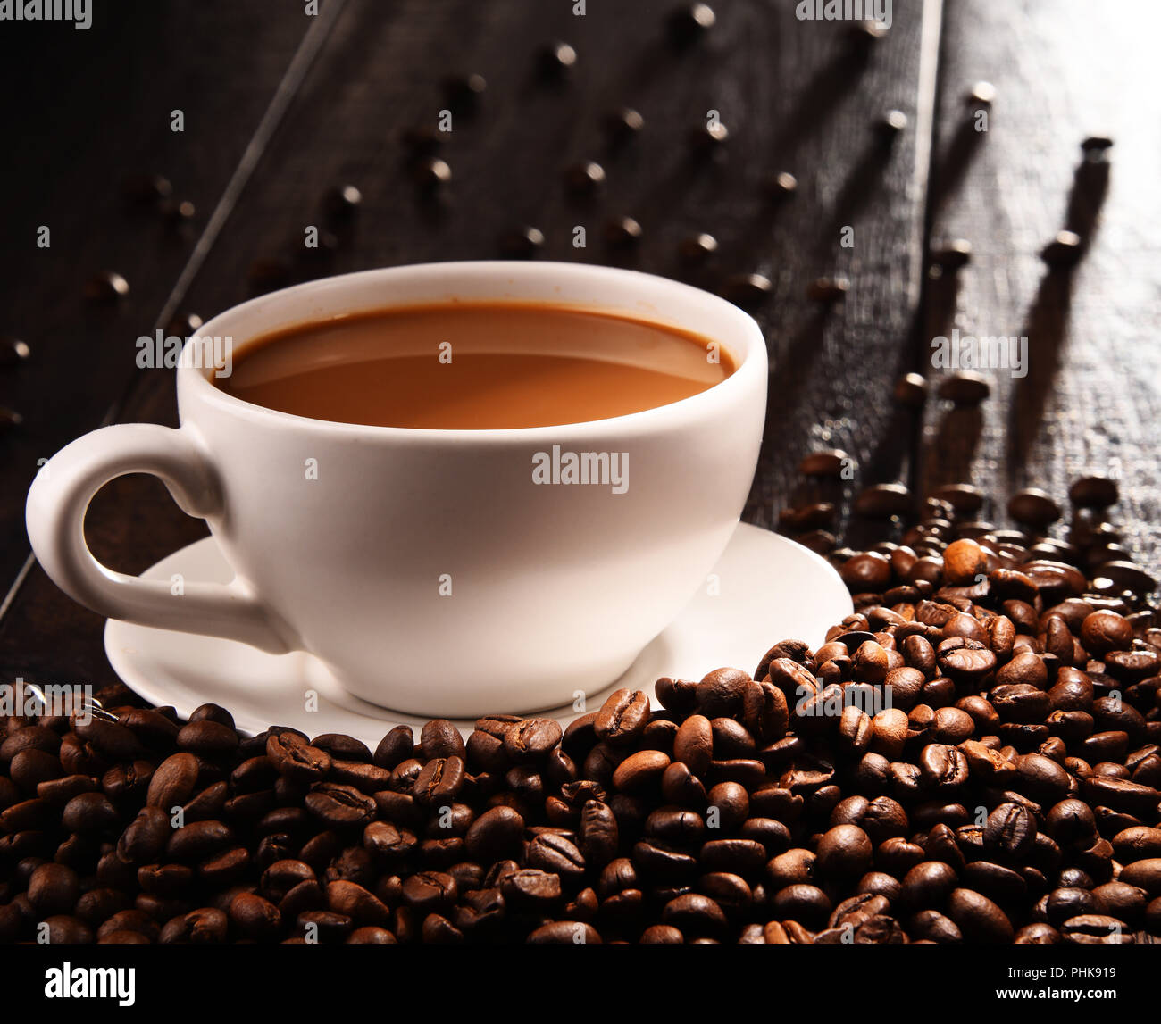 Composizione con tazza di caffè e fagioli. Foto Stock