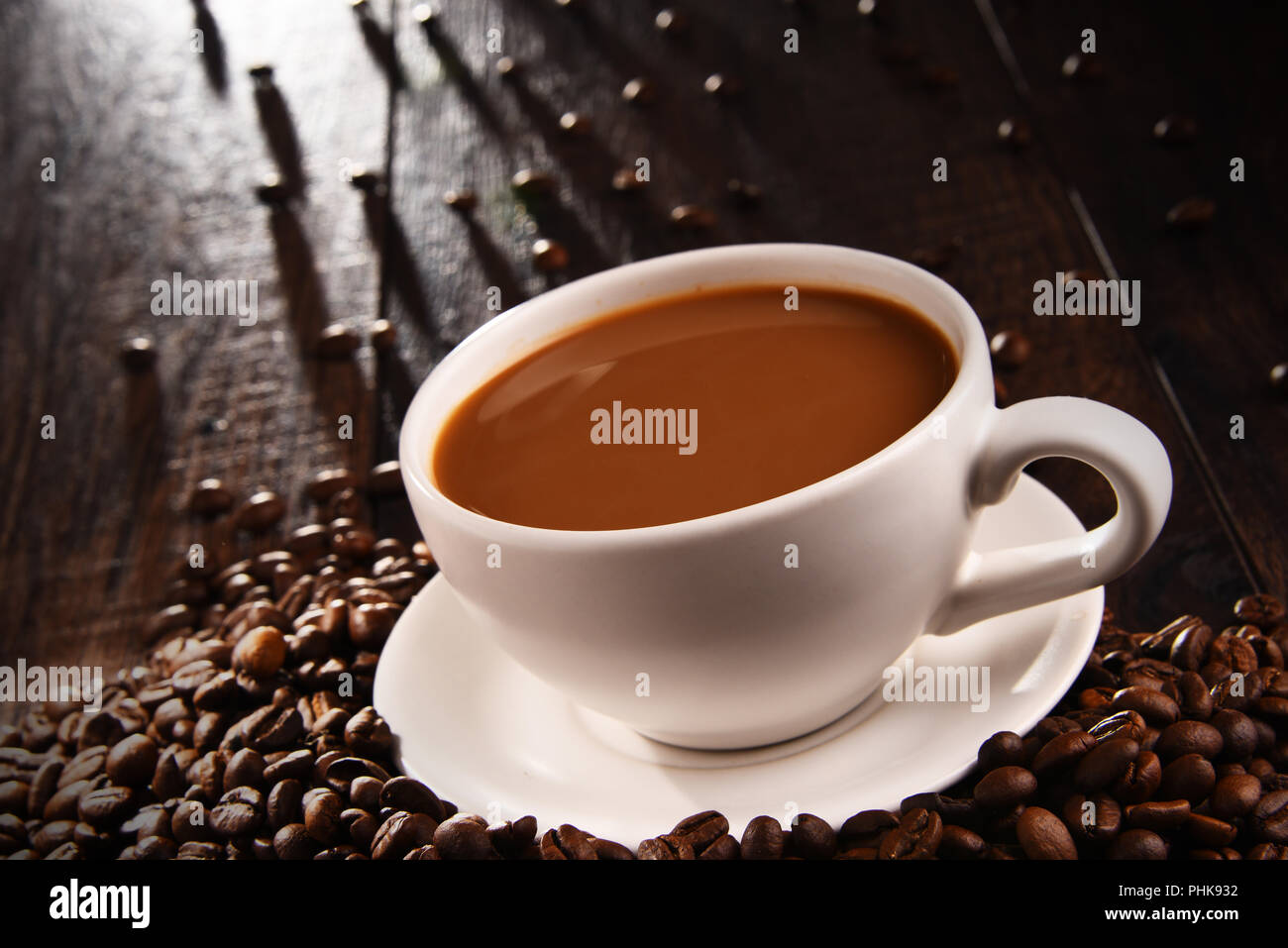 Composizione con tazza di caffè e fagioli. Foto Stock