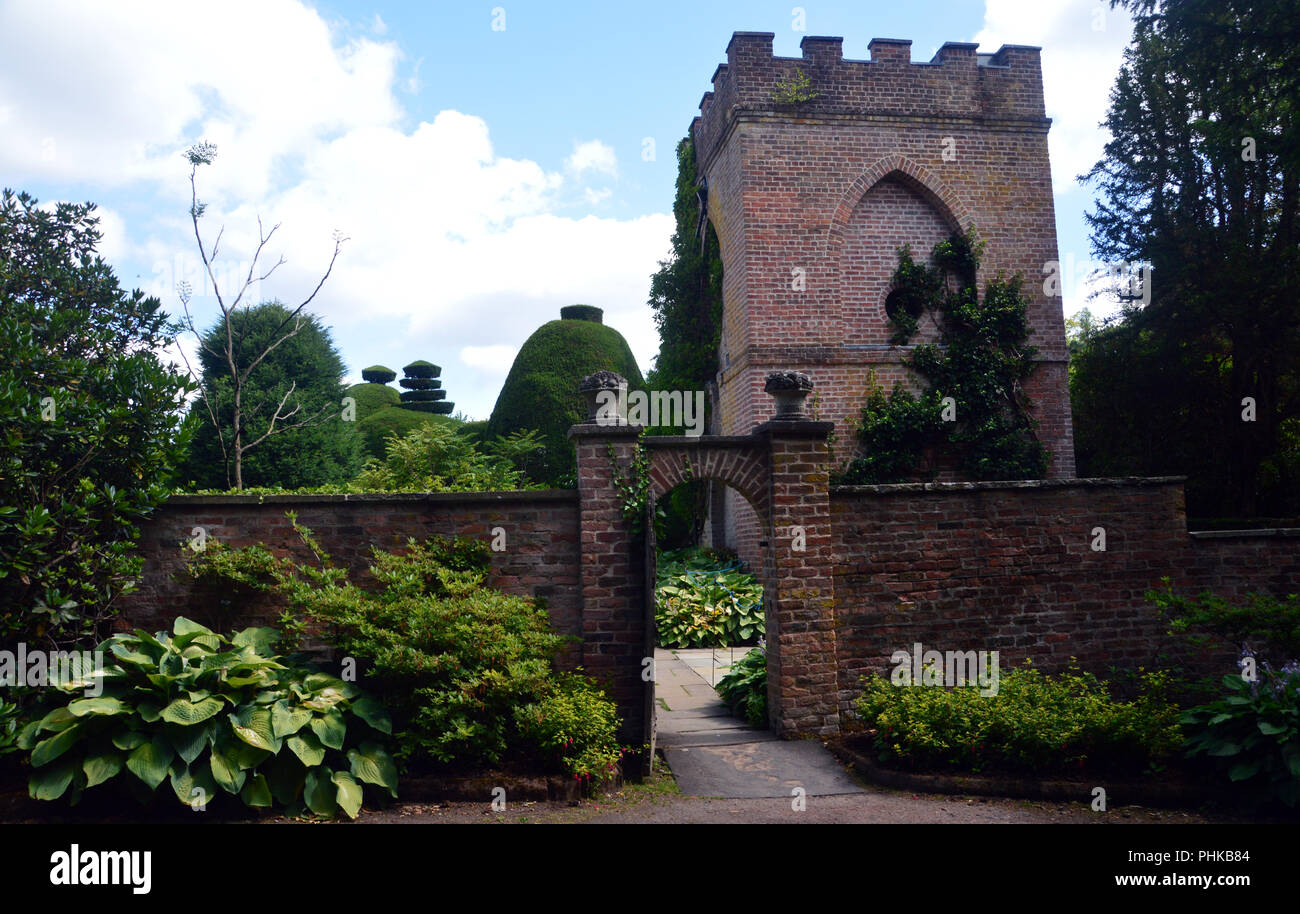 Il lato ingresso alla Torre Garden a Tatton Park, Knutsford, Cheshire, Inghilterra, Regno Unito. Foto Stock