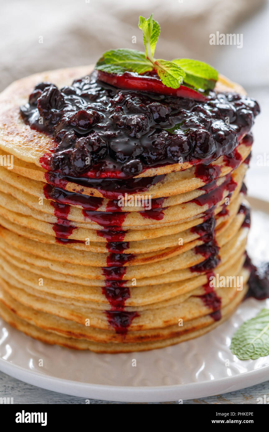 Pila di pancake con salsa di frutti di bosco. Foto Stock