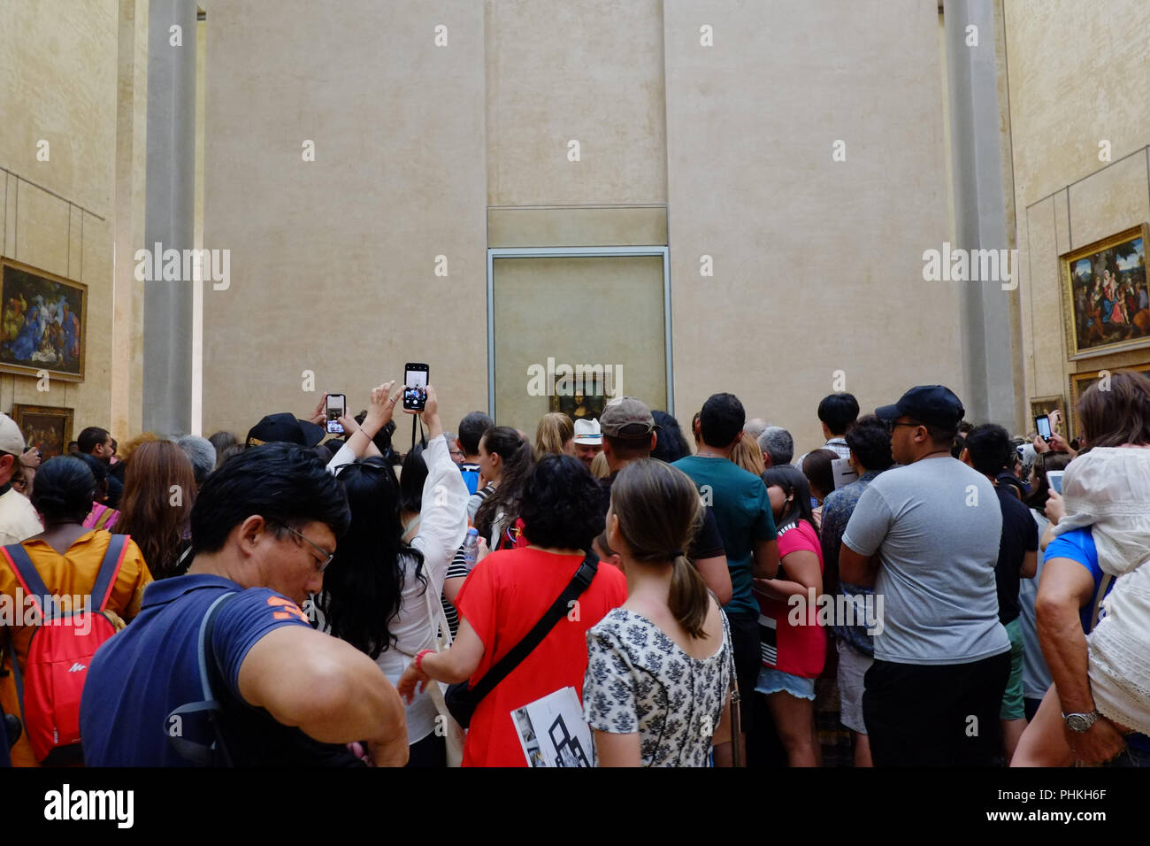 Le persone che visualizzano la Mona Lisa dipinto da Leonardo da Vinci su una giornata al museo del Louvre a Parigi. Foto Stock