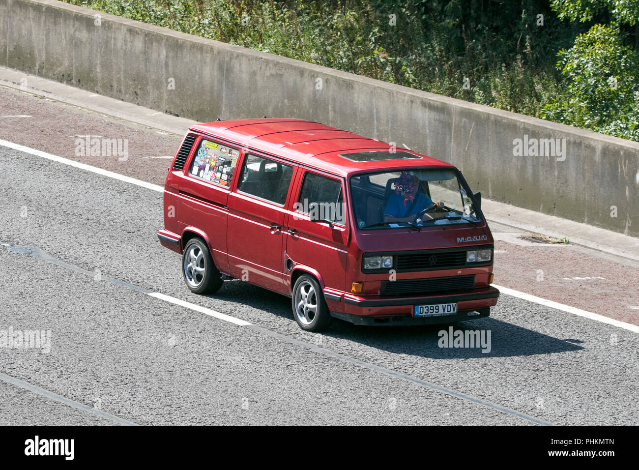 1987 Red VW D399VDV Volkswagen Transporter camper sulla M6 Lancaster, Regno Unito Foto Stock