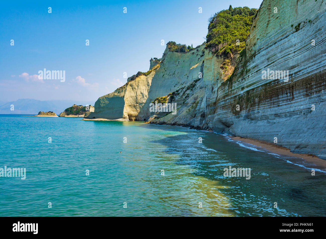 Loggas beach, Perulades, isola di Corfù, Grecia. Logga beach è uno dei più particolari dell'isola con ripide scogliere verticali che terminano su una ver Foto Stock