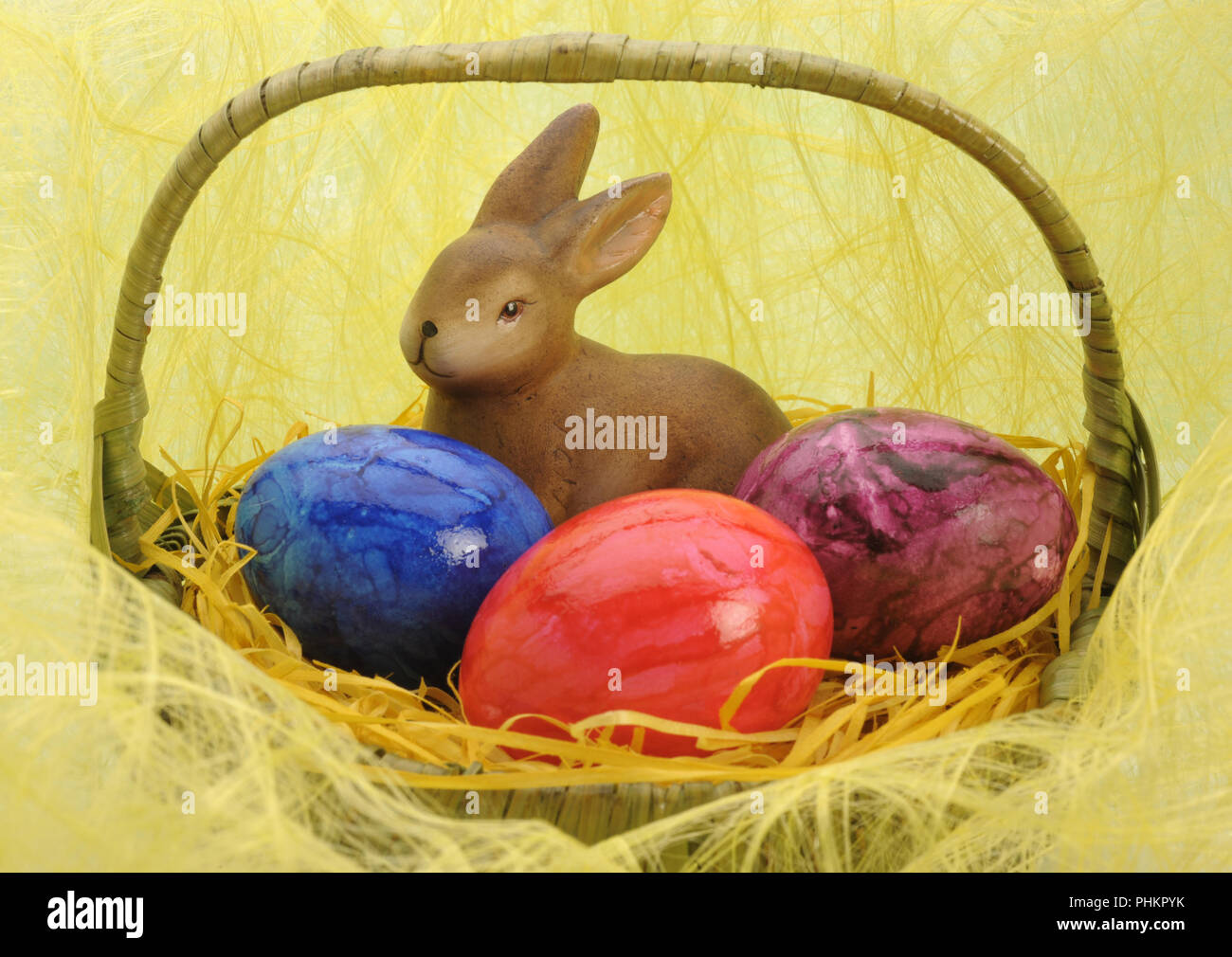 Bunny e dipinte tre uova nel nido di pasqua Foto Stock