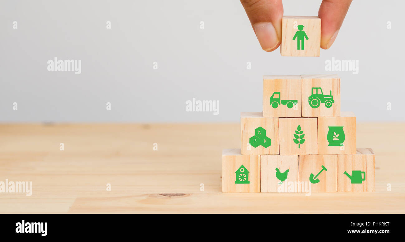 Smart farm o agricoltura tecnologia futuristico concetto, man mano messo l'icona connect, icona compresi Farmer, camion, trattori, fertilizzante, sementi, acqua Foto Stock