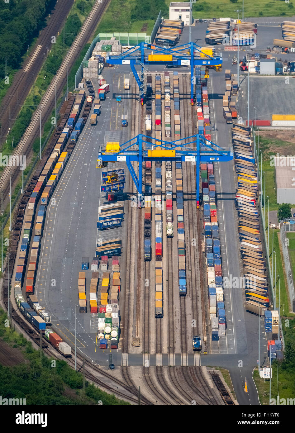 Vista aerea, porto di Duisburg, Logport 3 posizione logistica sul Reno vicino Hohenbudberg, Duisburg Huckingen, collegamento ferroviario e contenitore loadi Foto Stock