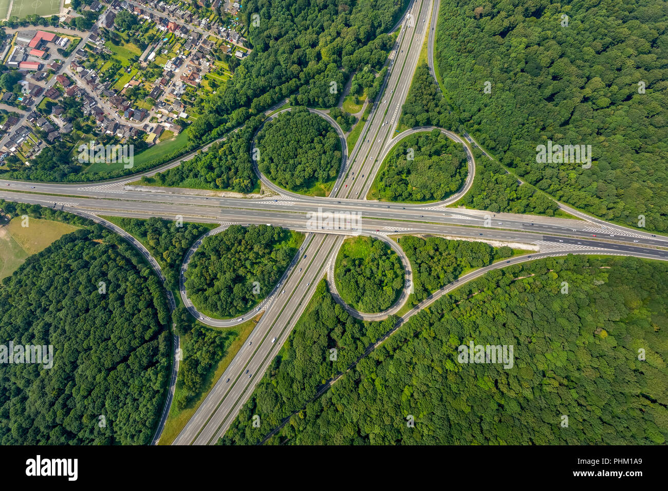 Vista aerea, giunzione autostradale Oberhausen con Sterkrader Wald, autostrada A2 e l'autostrada A3, Oberhausen, la zona della Ruhr, Renania settentrionale-Vestfalia, Germania, D Foto Stock
