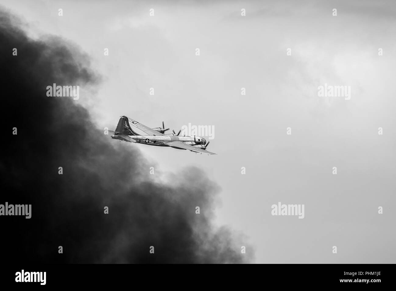 Oshkosh, WI - 28 Luglio 2018: un B-29 bombardiere Superfortress volare lontano dal fumo provocato da una bomba è caduta Foto Stock