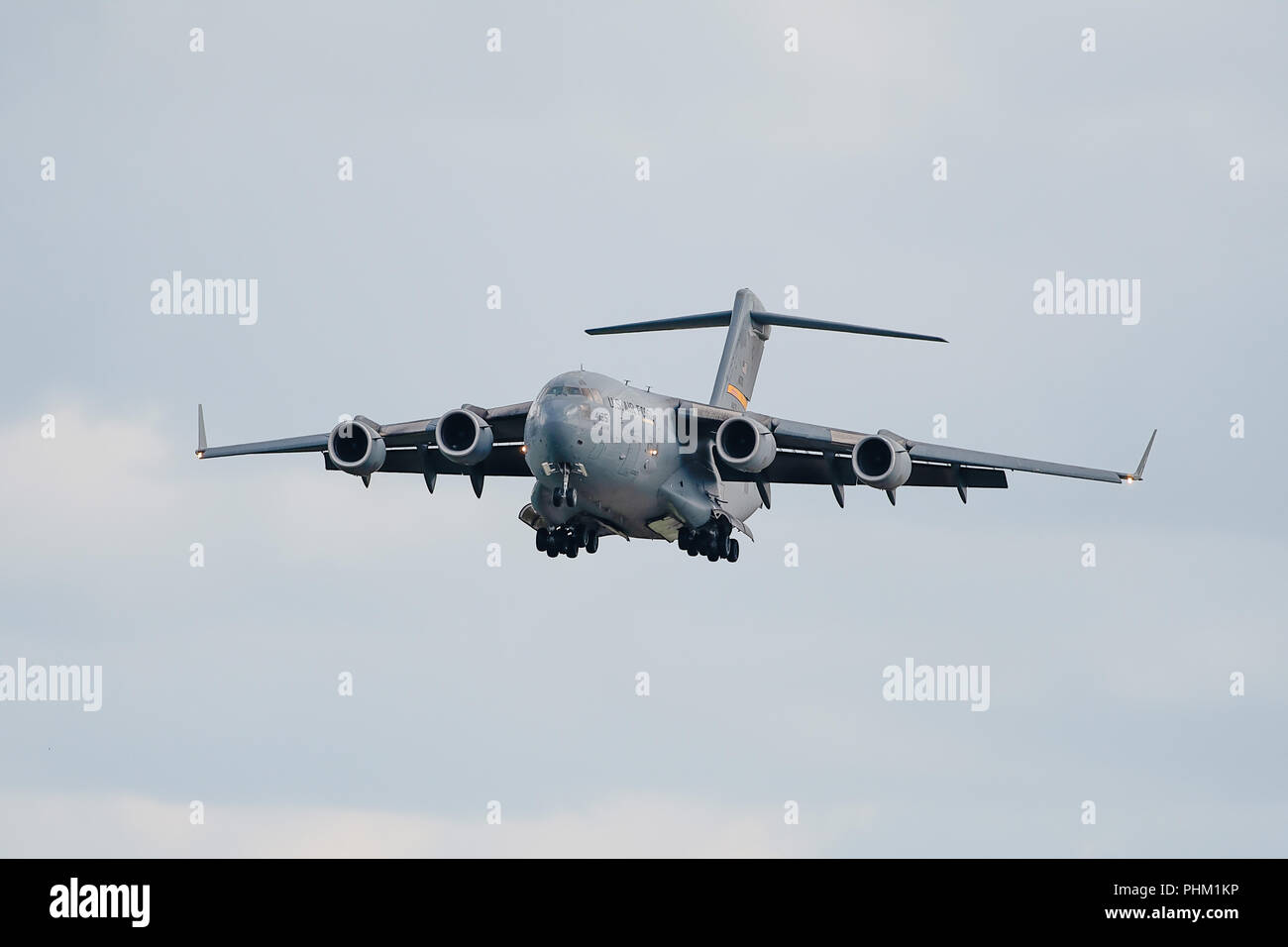 Oshkosh, WI - 28 Luglio 2018: Una C-17 Globemaster con esso's landing gear down all'Airshow di CEA. Foto Stock
