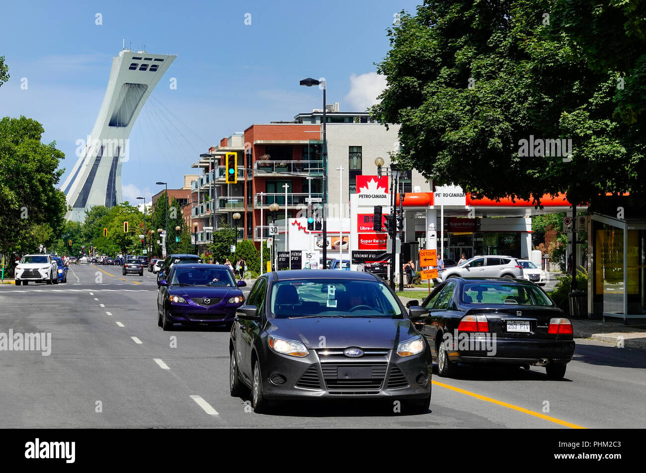 La Torre di Montreal visto da un traffico stradale riempito in città Foto Stock