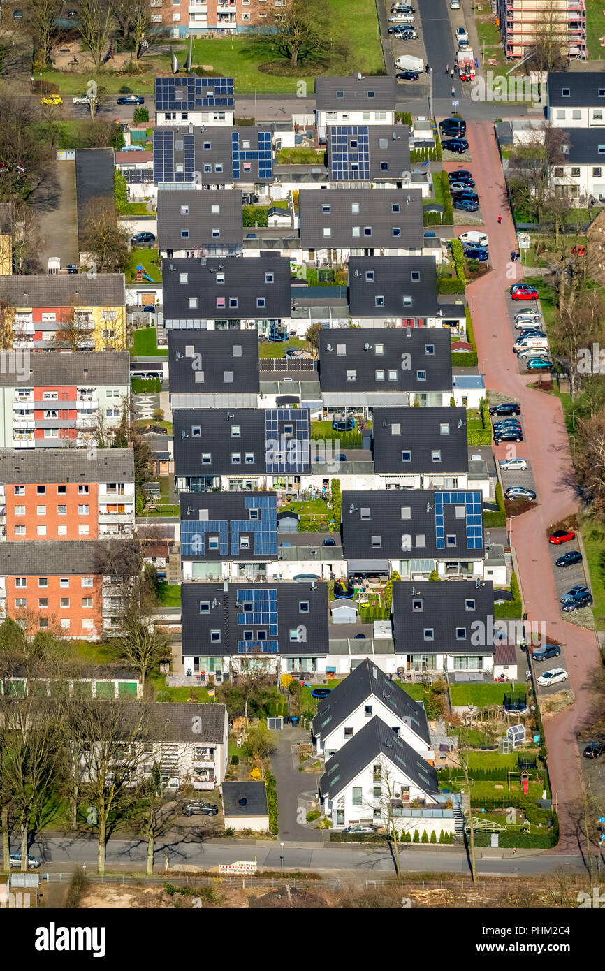 Bella vita su Barbarastraße, abitazioni monofamiliari .energia solare, tetti solari, case a schiera, garages, case a schiera, in Voerde in NRW. Foto Stock