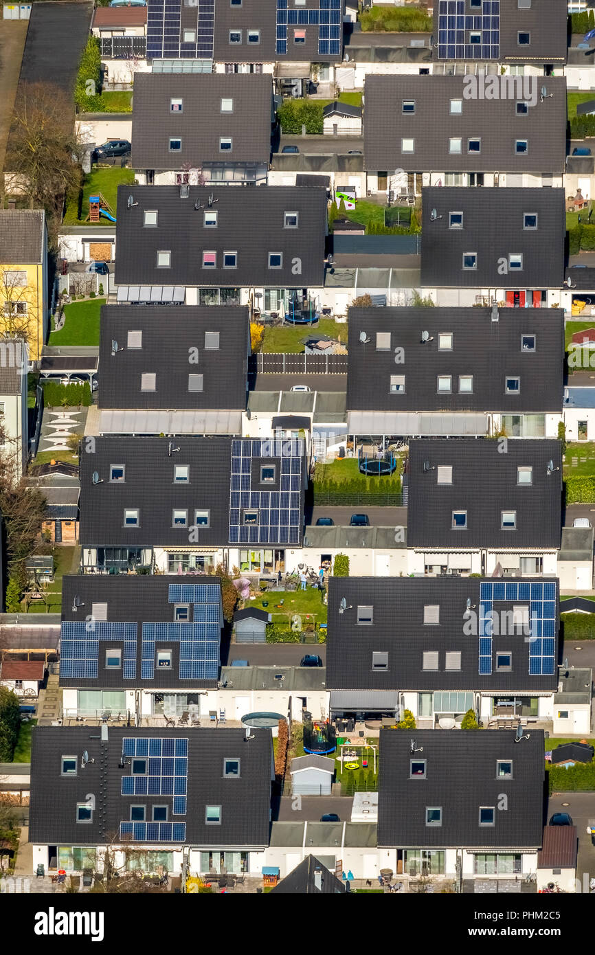 Bella vita su Barbarastraße, abitazioni monofamiliari .energia solare, tetti solari, case a schiera, garages, case a schiera, in Voerde in NRW. Foto Stock