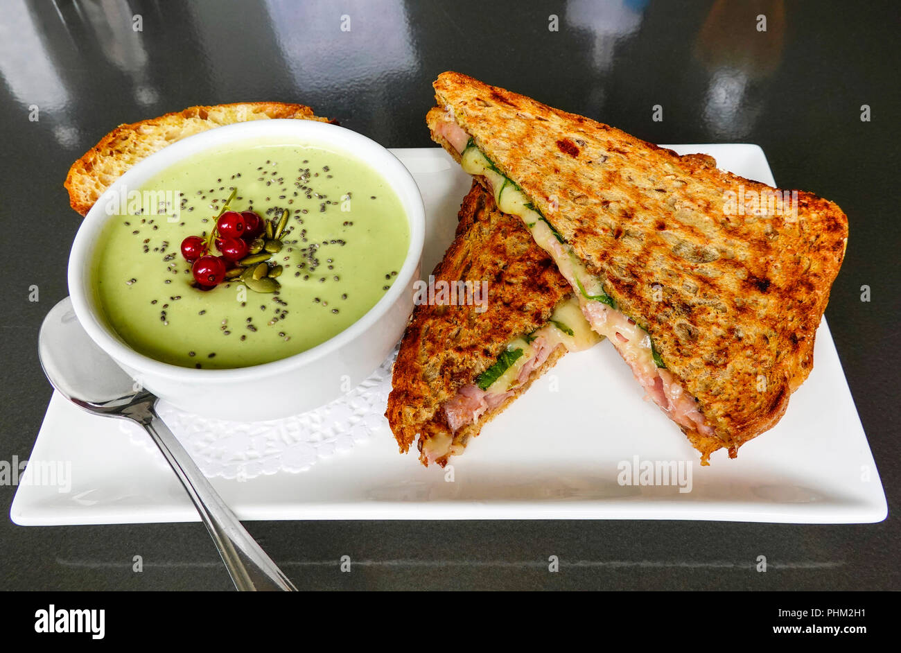 Refrigerate zuppa di avocado e una grigliata di prosciutto e formaggio panino Foto Stock