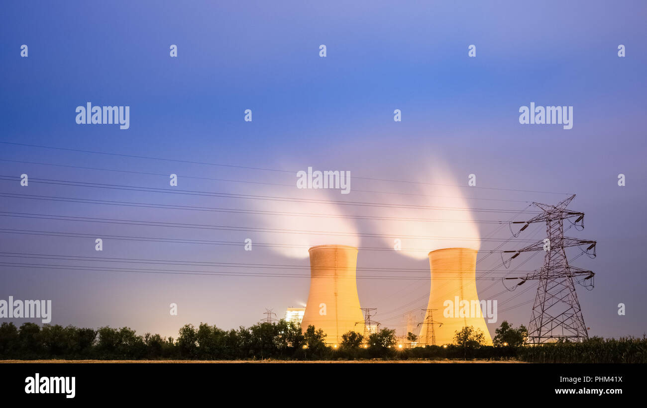 Torre di raffreddamento della centrale elettrica di notte Foto Stock