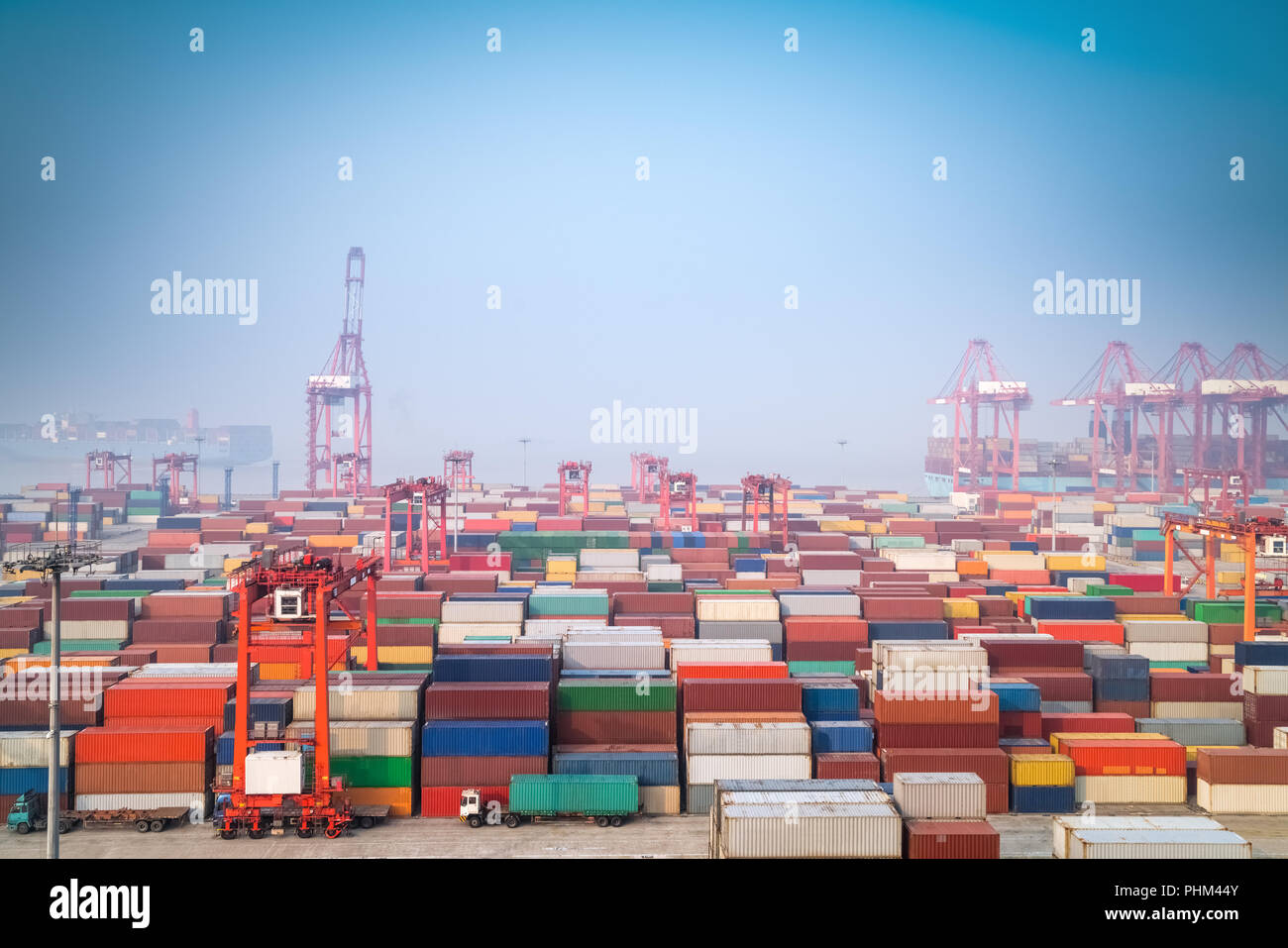 Shanghai contenitore porta nella nebbia mattutina Foto Stock