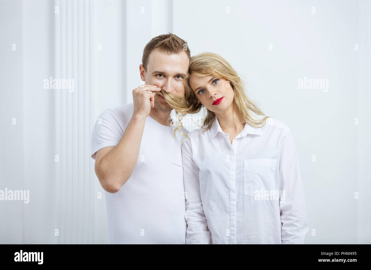 Carino coppia giovane ingannare intorno al chiuso Foto Stock