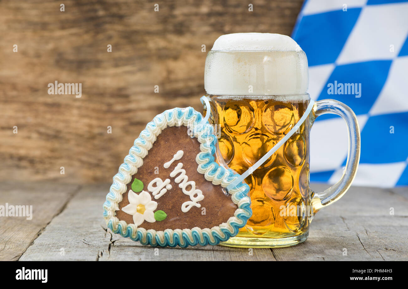 Grande vetro riempito con Bavarian Lager birra e cuore di souvenir Foto Stock