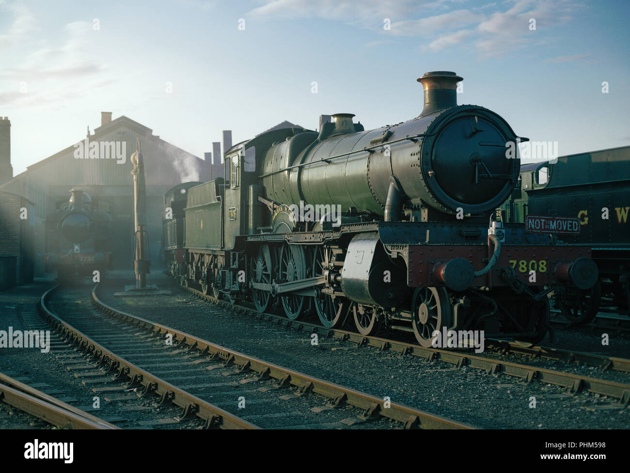Ex GWR locomotiva, ' Cookham manor' su capannone a Didcot Railway centre in un ri-scena creata che ricorda i giorni del vapore. Foto Stock