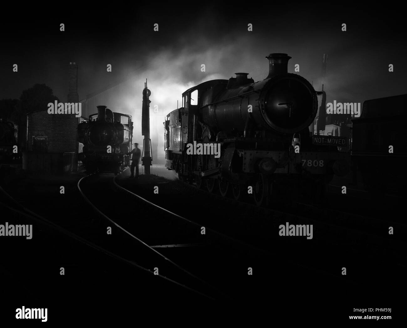 GWR Ex locomotori di notte su capannone a Didcot Railway centre in un ri-scena creata che ricorda i giorni del vapore. Foto Stock