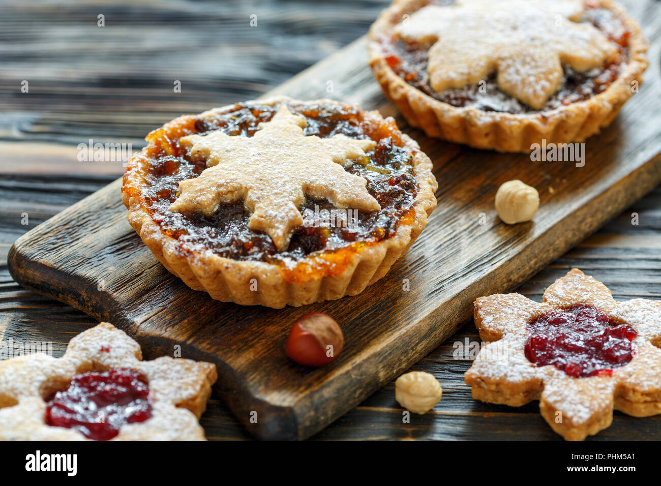 Torte con frutta secca, confettura di arancio e i dadi. Foto Stock