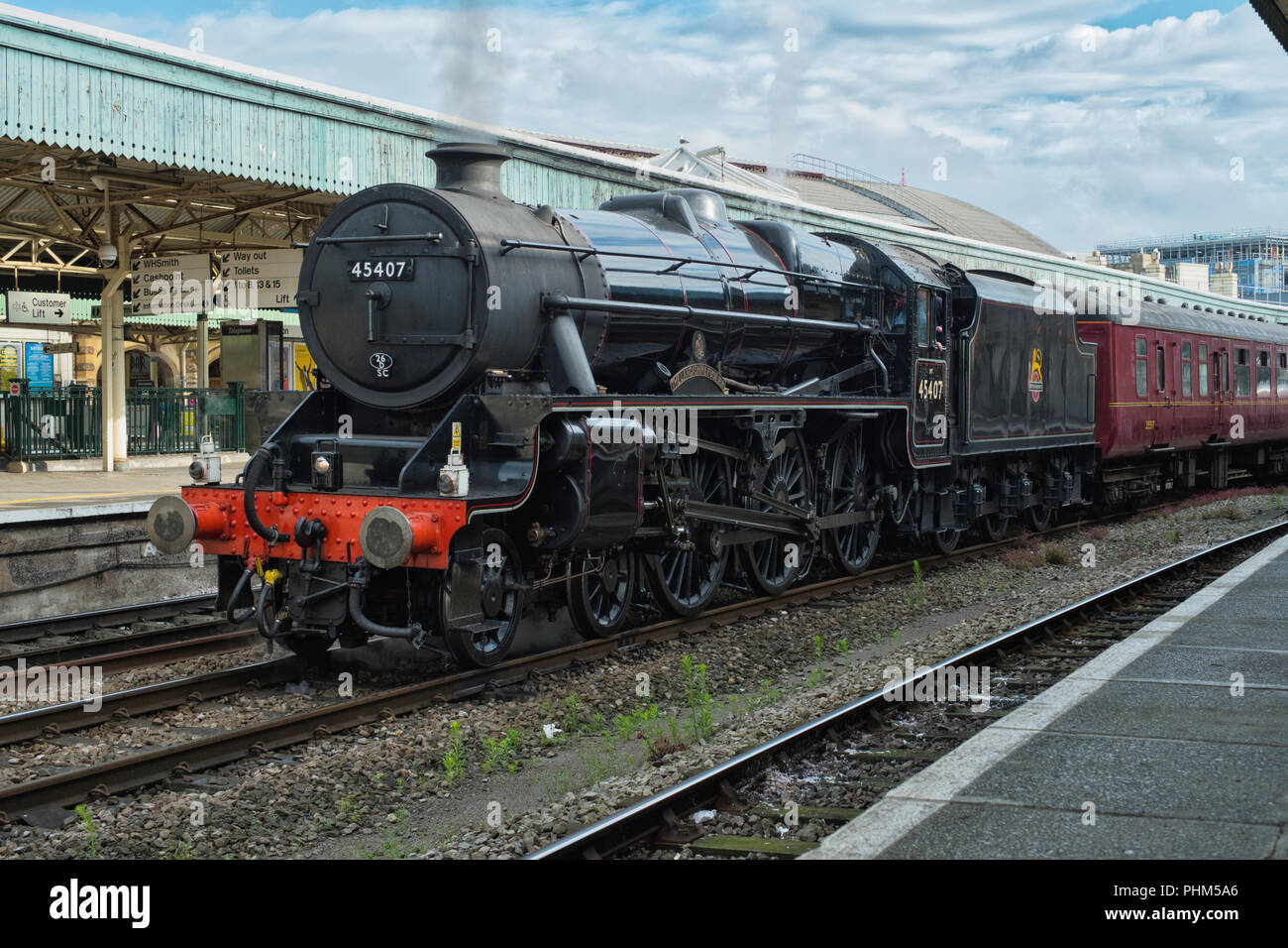 Conserve di locomotiva a vapore "Lancashire fusiliers' n. 45407 a Bristol Temple Meads con una speciale escursioni estive. Foto Stock