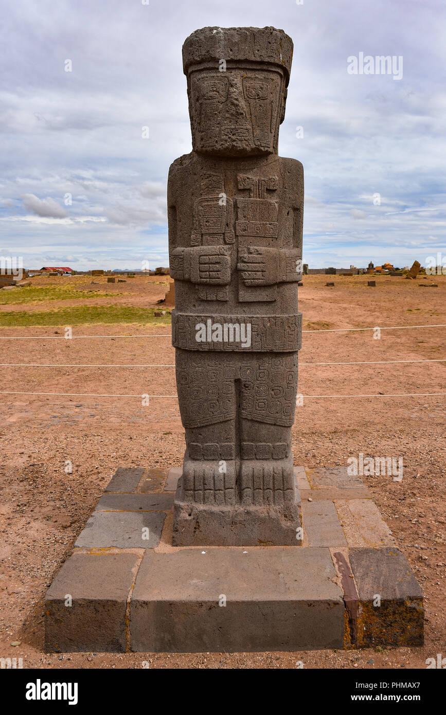 Il Ponce monolith, una antica scultura in pietra a Tiwanaku sito archeologico vicino a La Paz in Bolivia Foto Stock