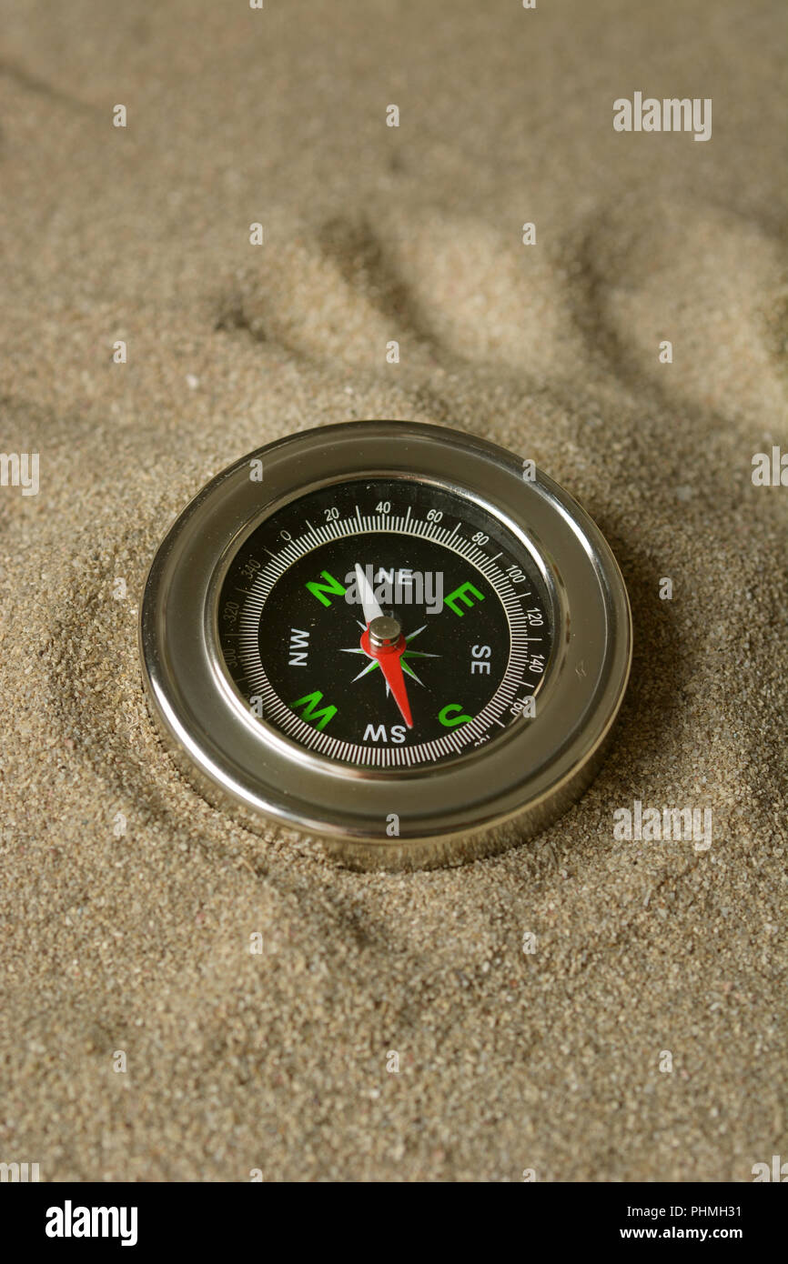 Bussola isolata sulla sabbia - primo piano Foto Stock