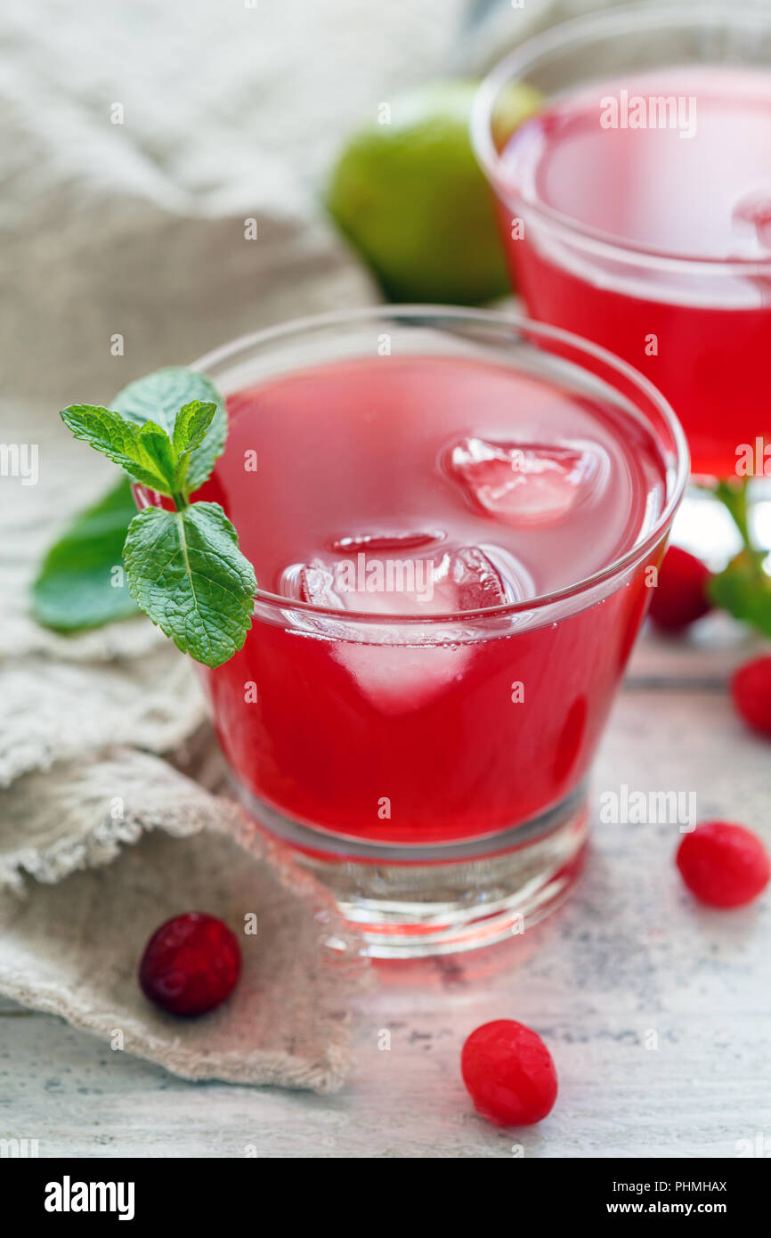 Cranberry un drink rinfrescante in bicchieri. Foto Stock