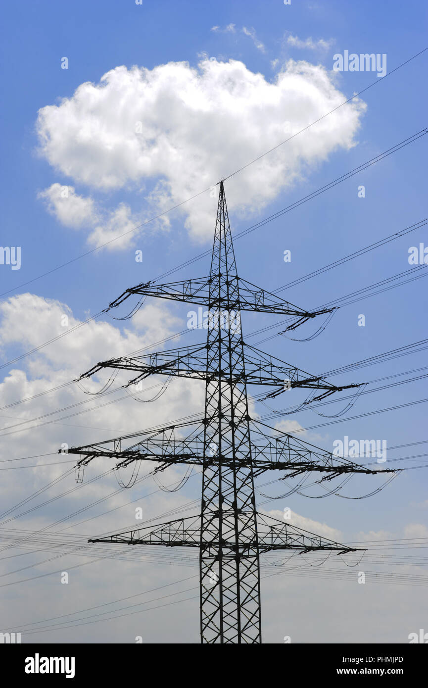 Pilone ad alta tensione per il trasporto di elettricità da una centrale elettrica Foto Stock