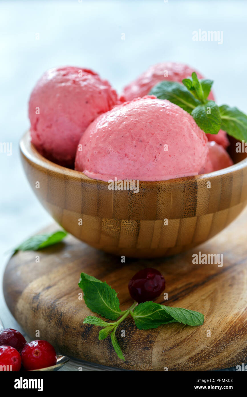 Mirtillo rosso naturale gelato in una ciotola di legno. Foto Stock