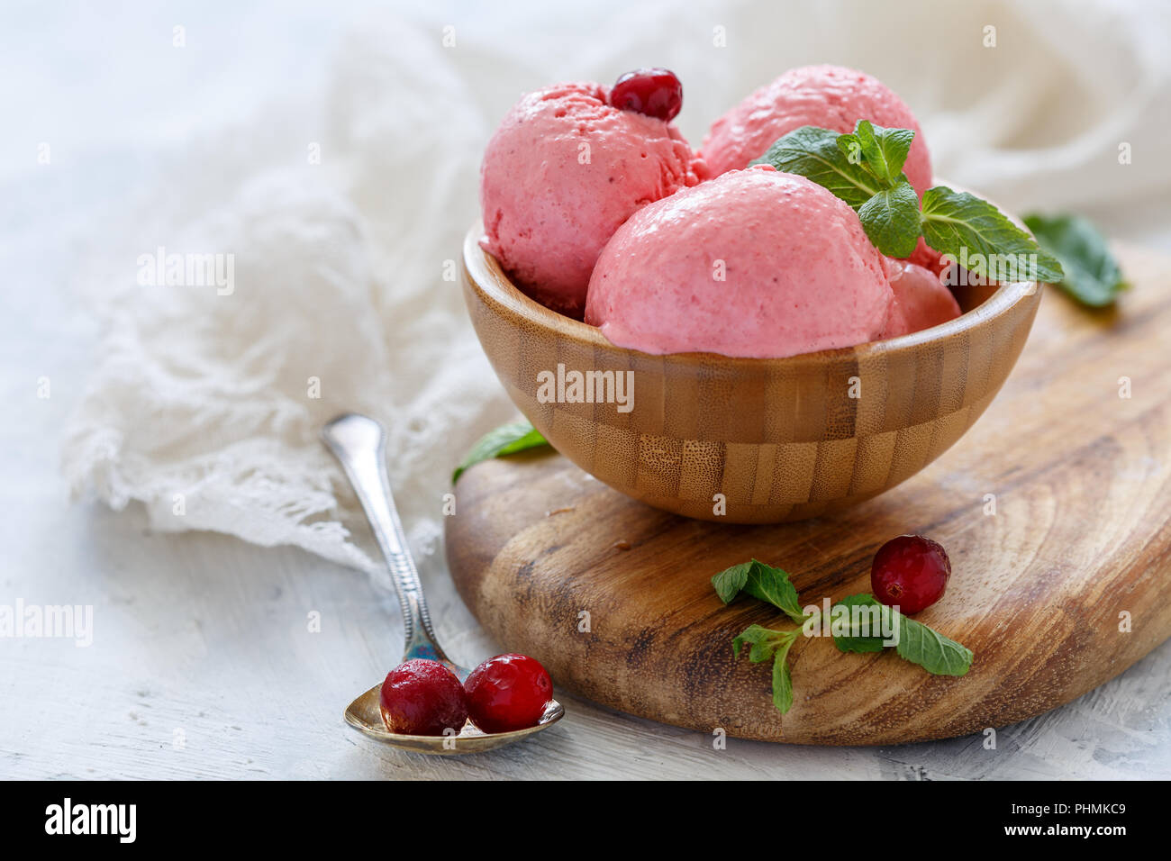 Ciotola con mirtillo rosso artigianale gelato. Foto Stock