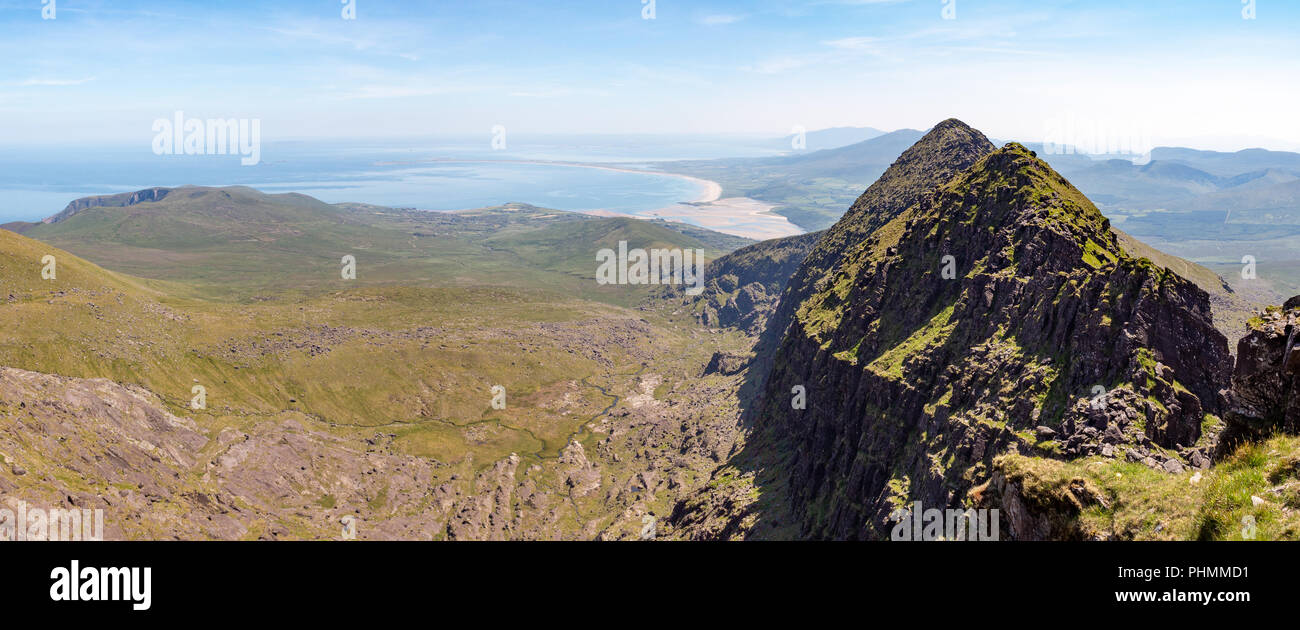 Vista estiva guardando ad est lungo la cresta Faha e la penisola di Dingle verso Brandon Bay e il Maharees nella Contea di Kerry, Irlanda. Foto Stock