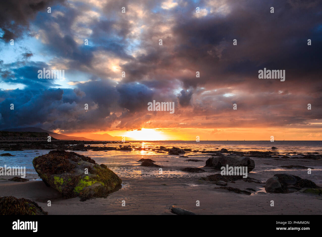 Filamento Derrymore al Tramonto sulla penisola di Dingle lungo la selvaggia modo Atlantico, nella contea di Kerry, Irlanda Foto Stock