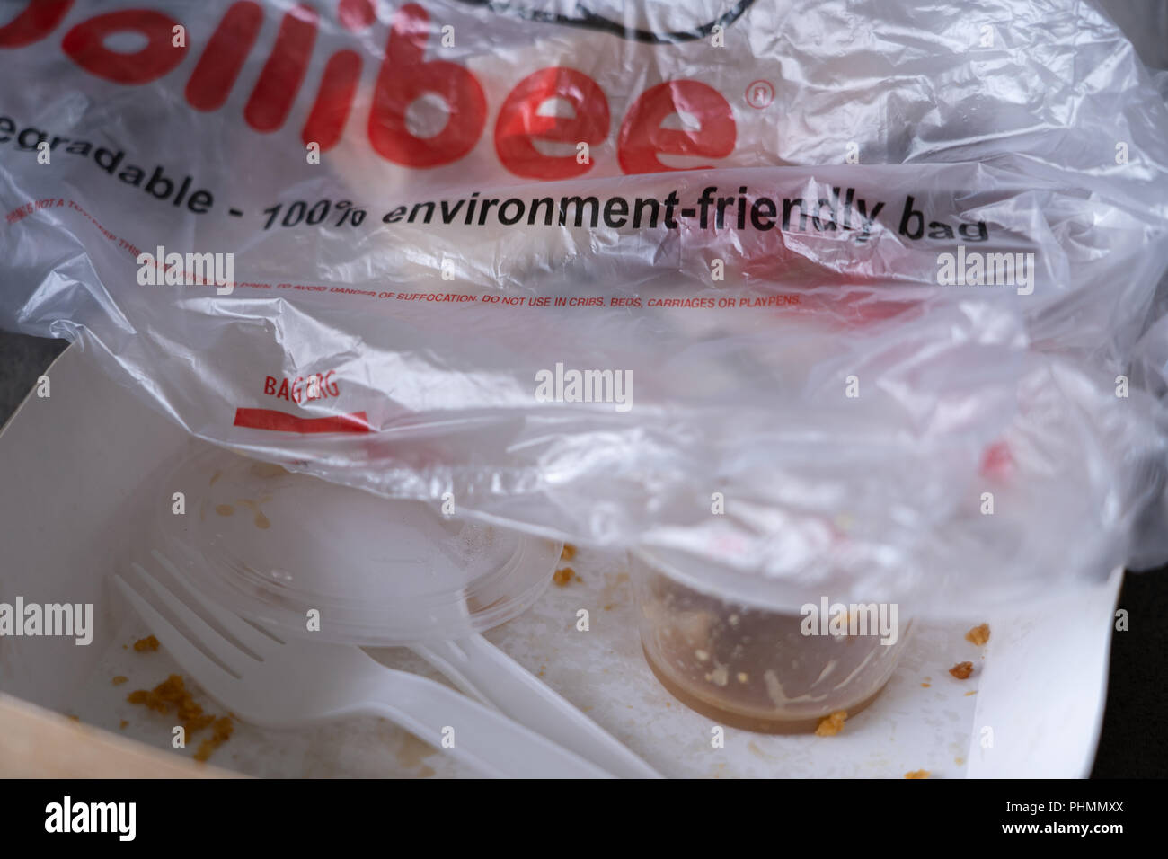 Resti di un fast food da asporto pasto Jollibee dotate di un materiale biodegradabile sacchetto di plastica e altri rifiuti in plastica,Cebu, Filippine. Foto Stock