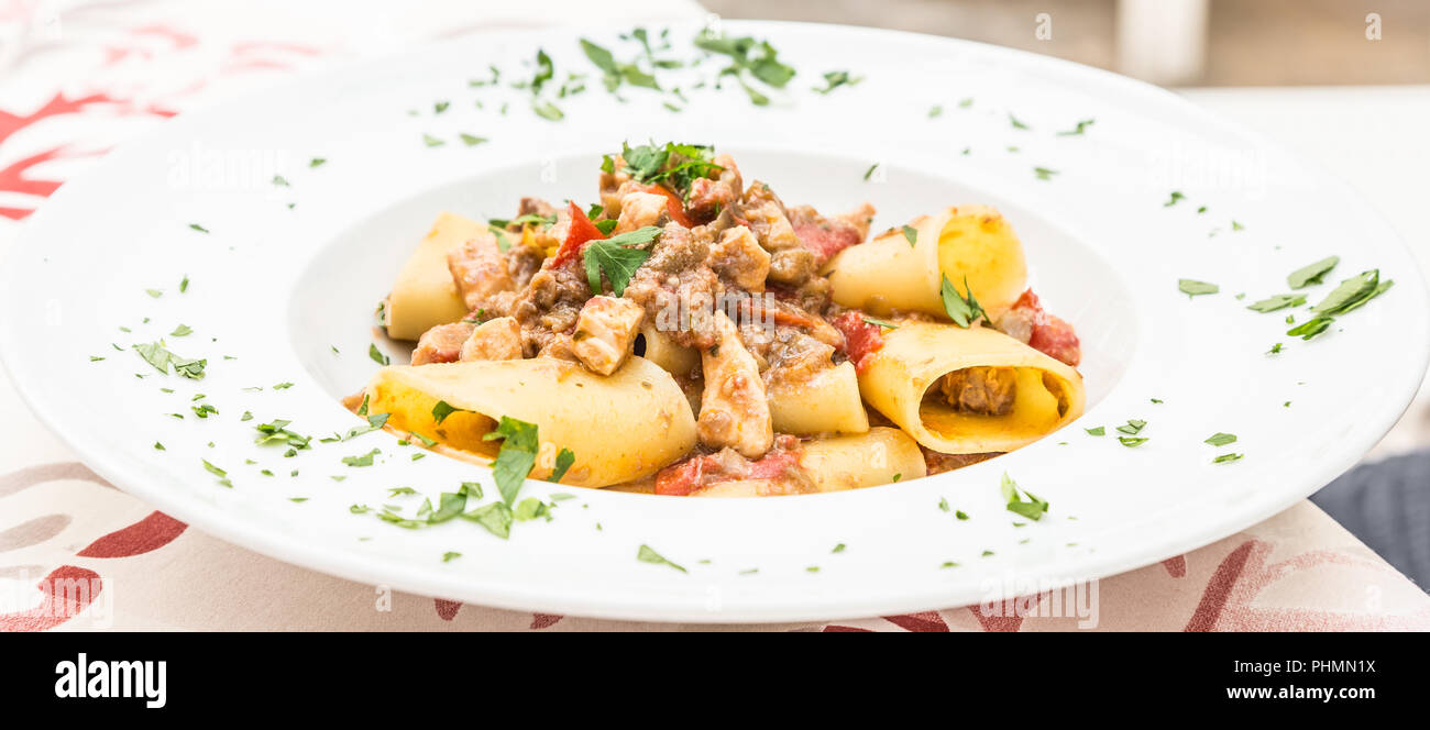 Italiano pasta paccheri con Pesce Spada Foto Stock