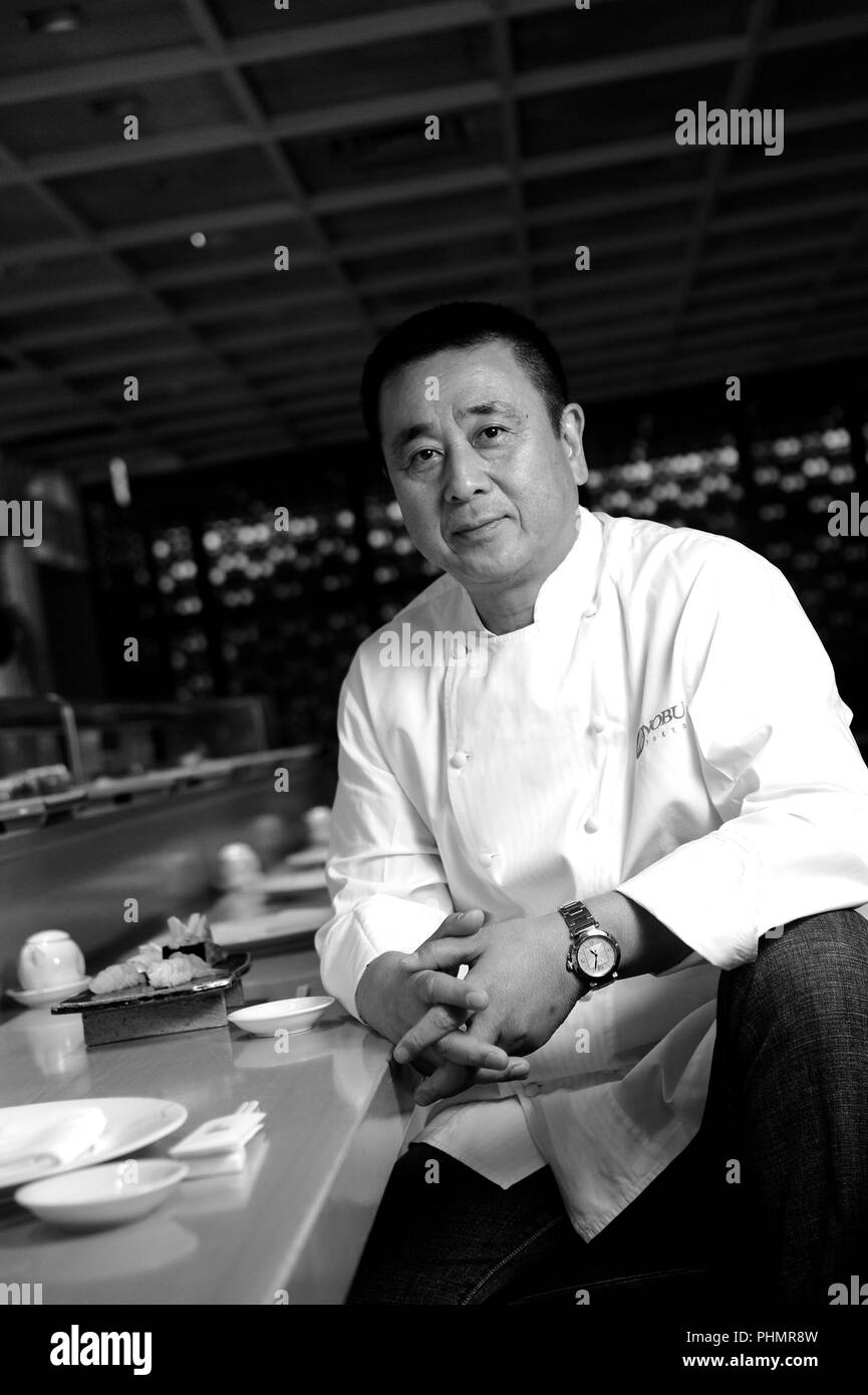 Nobu Matsuhisa si siede al bancone del suo ristorante nel centro di Tokyo, Giappone il 10 luglio 2008. Foto Stock
