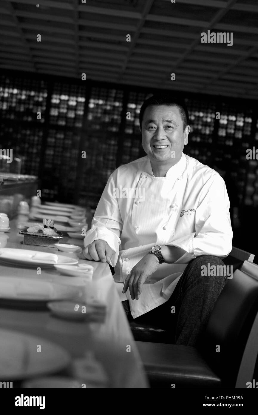 Nobu Matsuhisa si siede al bancone del suo ristorante nel centro di Tokyo, Giappone il 10 luglio 2008. Foto Stock