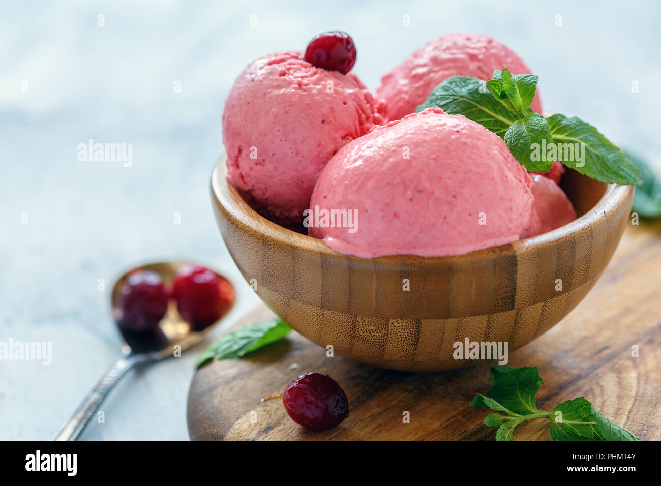 Mirtillo rosso naturale gelato in una ciotola di legno. Foto Stock
