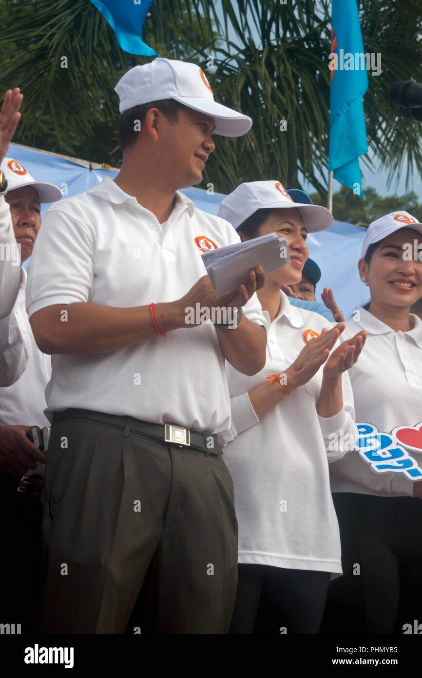 Lt. Generale Hun Manet, PM Hun Sen è figlio più anziano, si prepara a dare un discorso a un partito popolare cambogiano (CPP) rally in Kampong Cham, Cambogia. Foto Stock