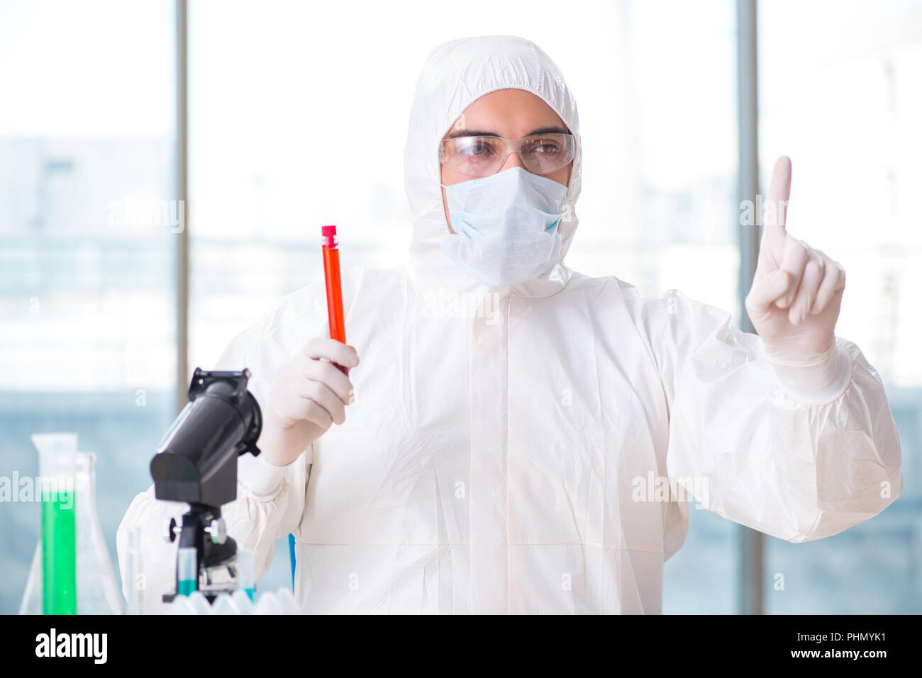 L'uomo medico verifica di campioni di sangue in laboratorio Foto Stock