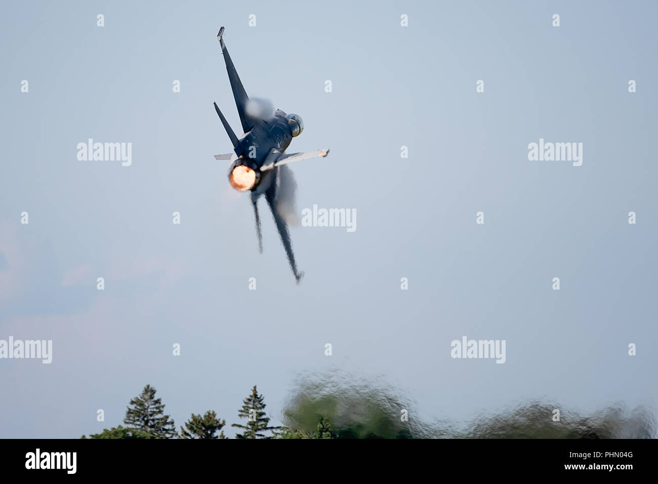 Oshkosh, WI - 28 Luglio 2018: un F-16 flying falcon di iniziare a girare con la piena postcombustore e contrails iniziando a venire oltre le ali alla CEA arie Foto Stock